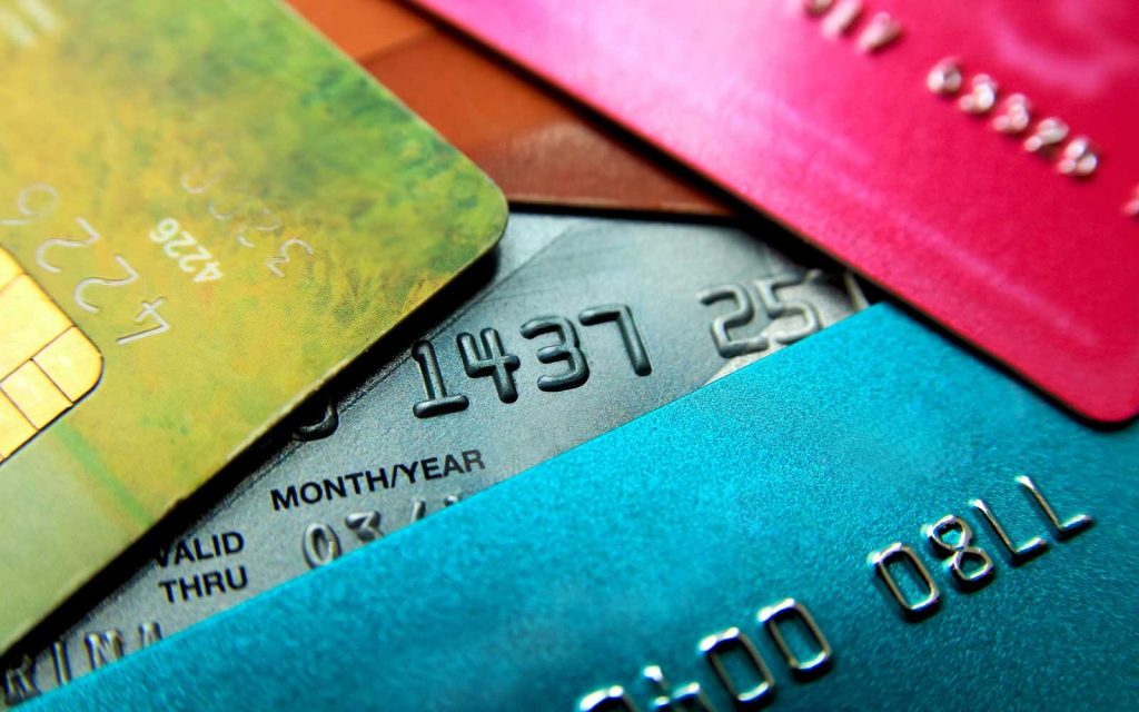 Ali je vredno imeti kreditno kartico, da si zaslužite nagrade? 
